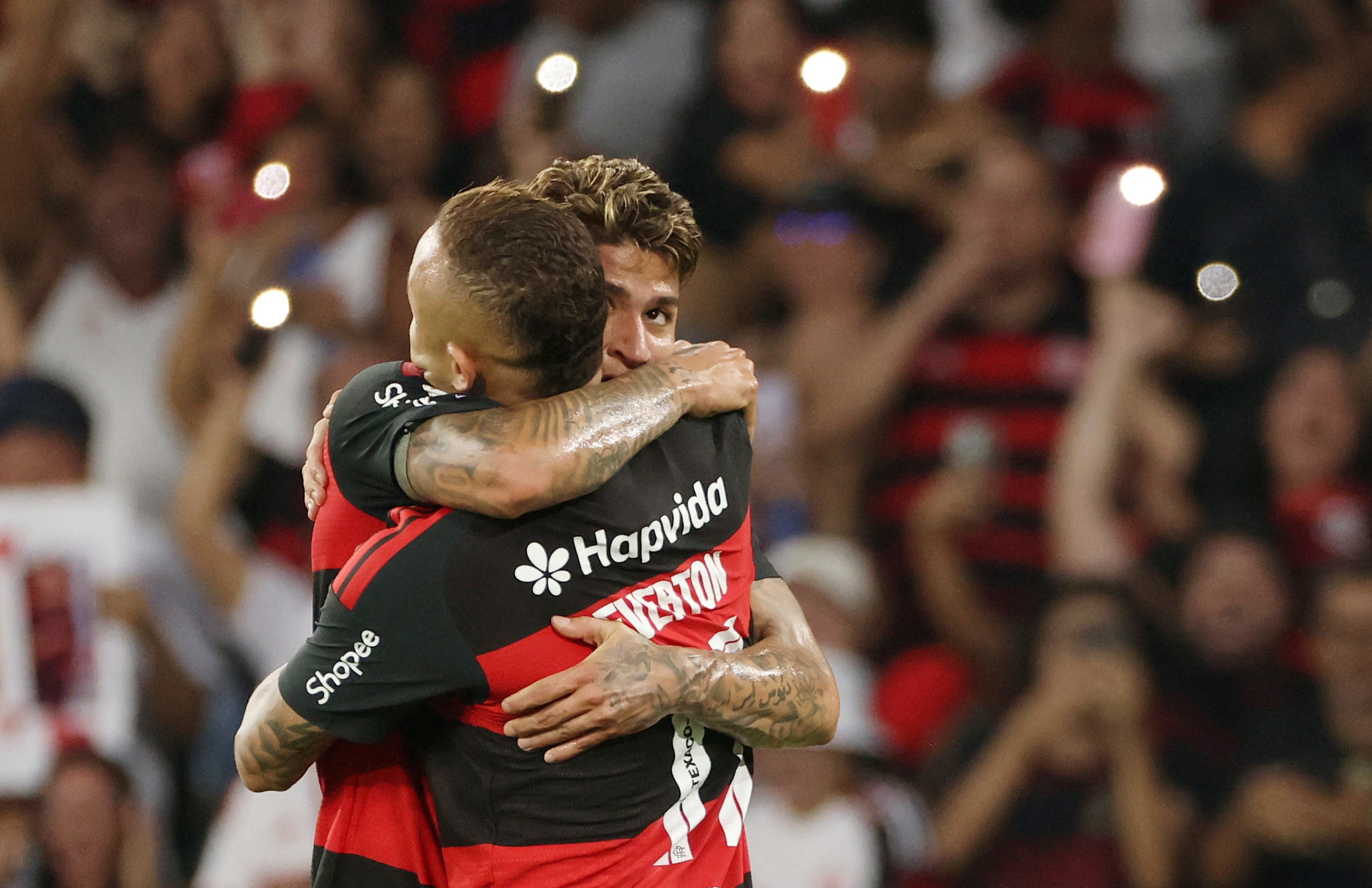 Carrascal asistió a Samuel Lino en una de las jugadas que permitió a Flamengo ampliar su ventaja ante Botafogo -crédito Sergio Moraes/REUTERS