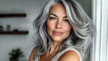 Mujer de 50 años con cabello corto estilo nape bob, lacio y pulido, posando de perfil con fondo neutro. – (Imagen Ilustrativa Infobae)