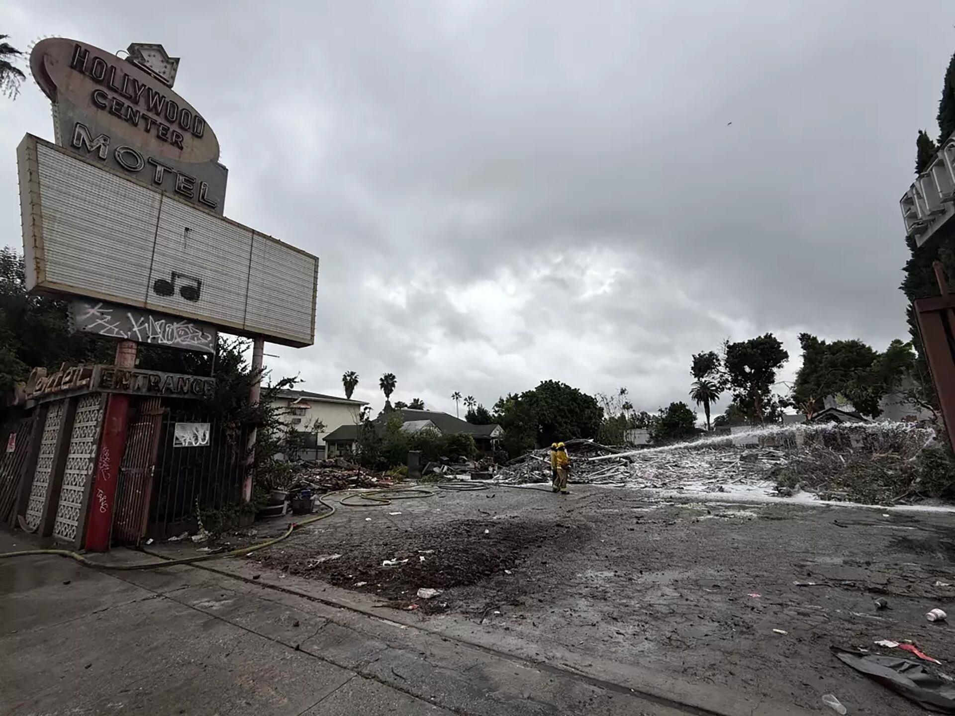 El edificio había sufrido ocupaciones ilegales, vandalismo y dos incendios menores en 2025 tras su cierre y abandono desde 2018 (Los Angeles Fire Department)
