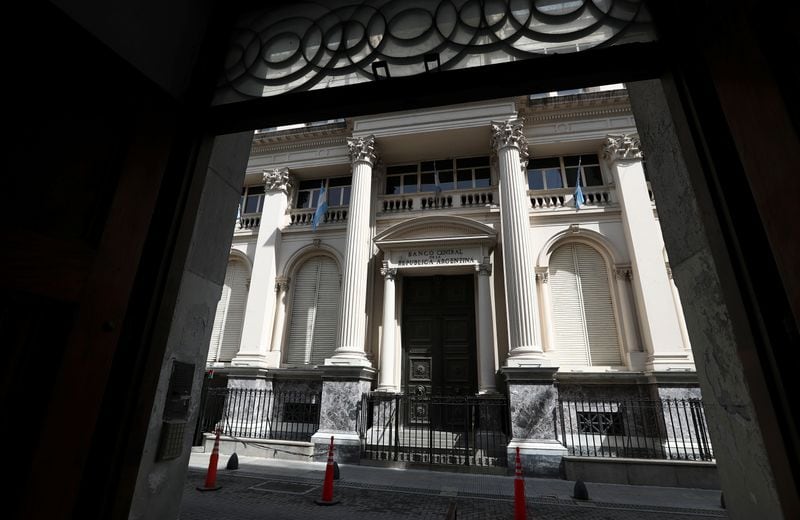 Foto de archivo - Fachada del banco central de Argentina (BCRA). REUTERS/Agustin Marcarian