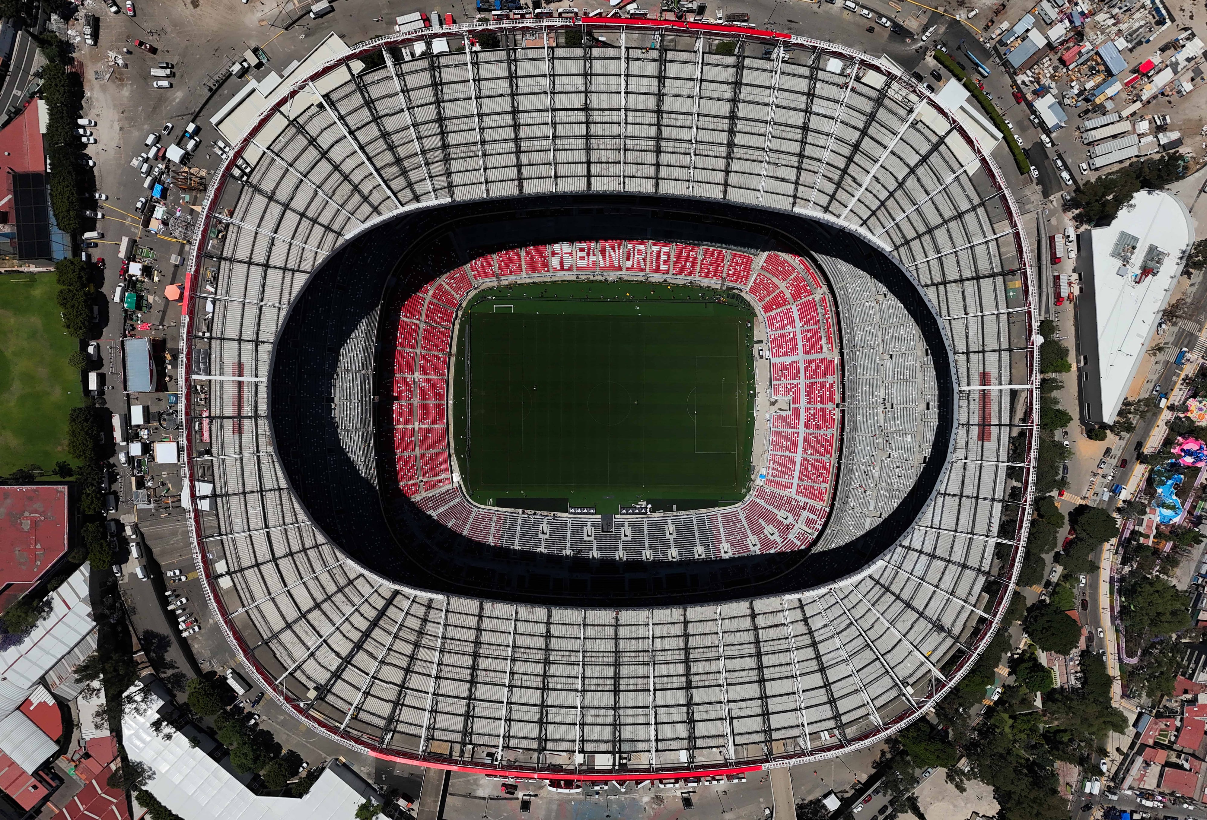 Fotografía de Mario Guzmán, en la que puede verse una fotografía aérea del Estadio Azteca (Banorte) este viernes, en Ciudad de México (México), el pasado 27 de marzo. EFE