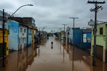 Estudios recientes alertan que inundaciones extremas podrían quintuplicarse en el sur de Brasil, mientras fallan planes locales para mitigar el impacto de nuevos eventos climáticos (AP/ARCHIVO)