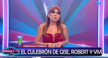 Magaly Medina viste un vestido rojo en un set de televisión frente a una pantalla con rótulos de texto