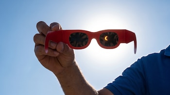 Qué gafas sirven para ver el eclipse solar: los modelos certificados más populares en Amazon