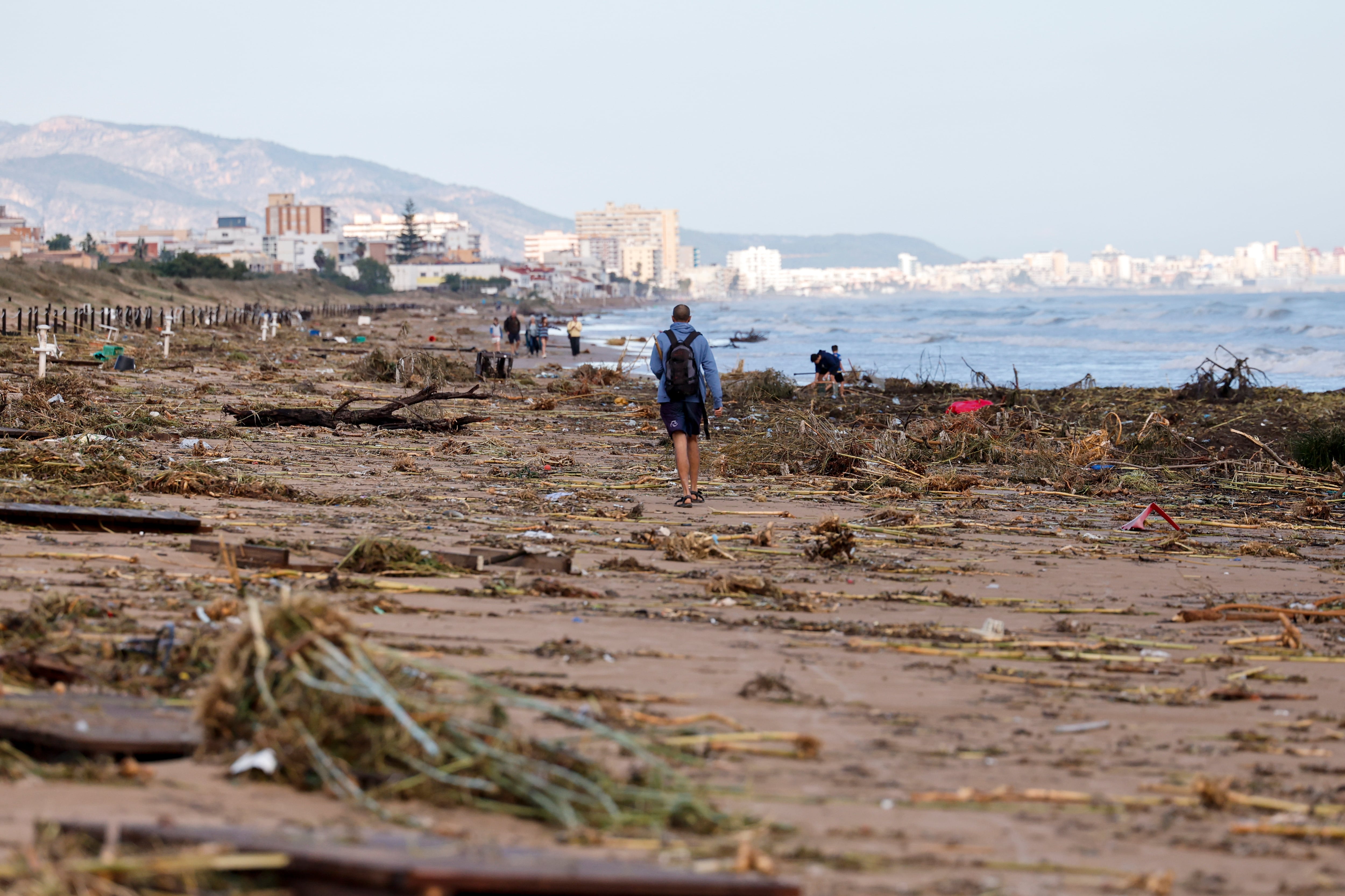 Vista general de la playa de Oliva (Valencia) tras el paso de la DANA Adam. (Manuel Bruque/EFE)