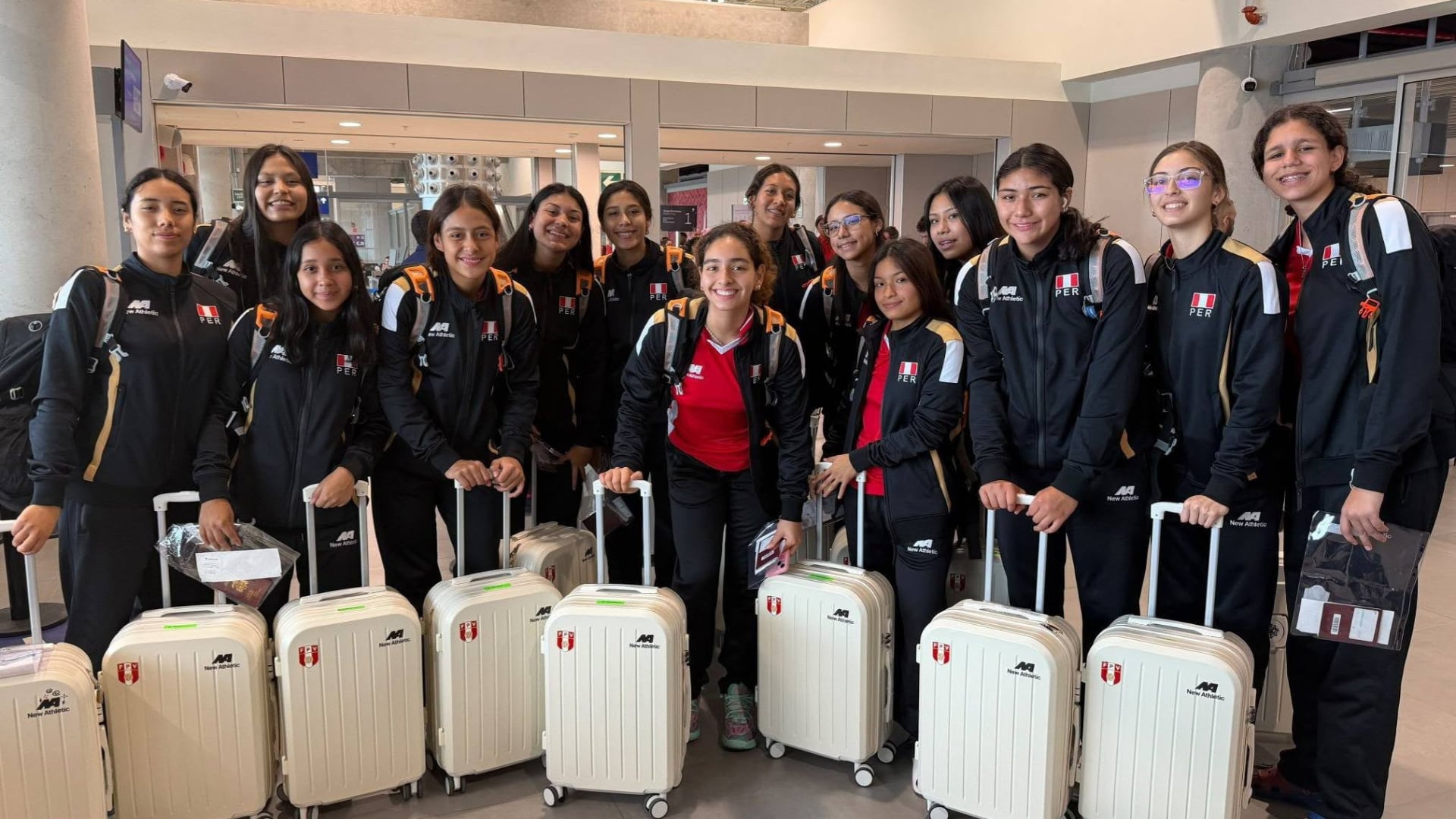 Perú ya emprendió viaje al Mundial Sub 17 de Vóley: equipo listo para debutar en Chile tras un pequeño ajuste en la convocatoria