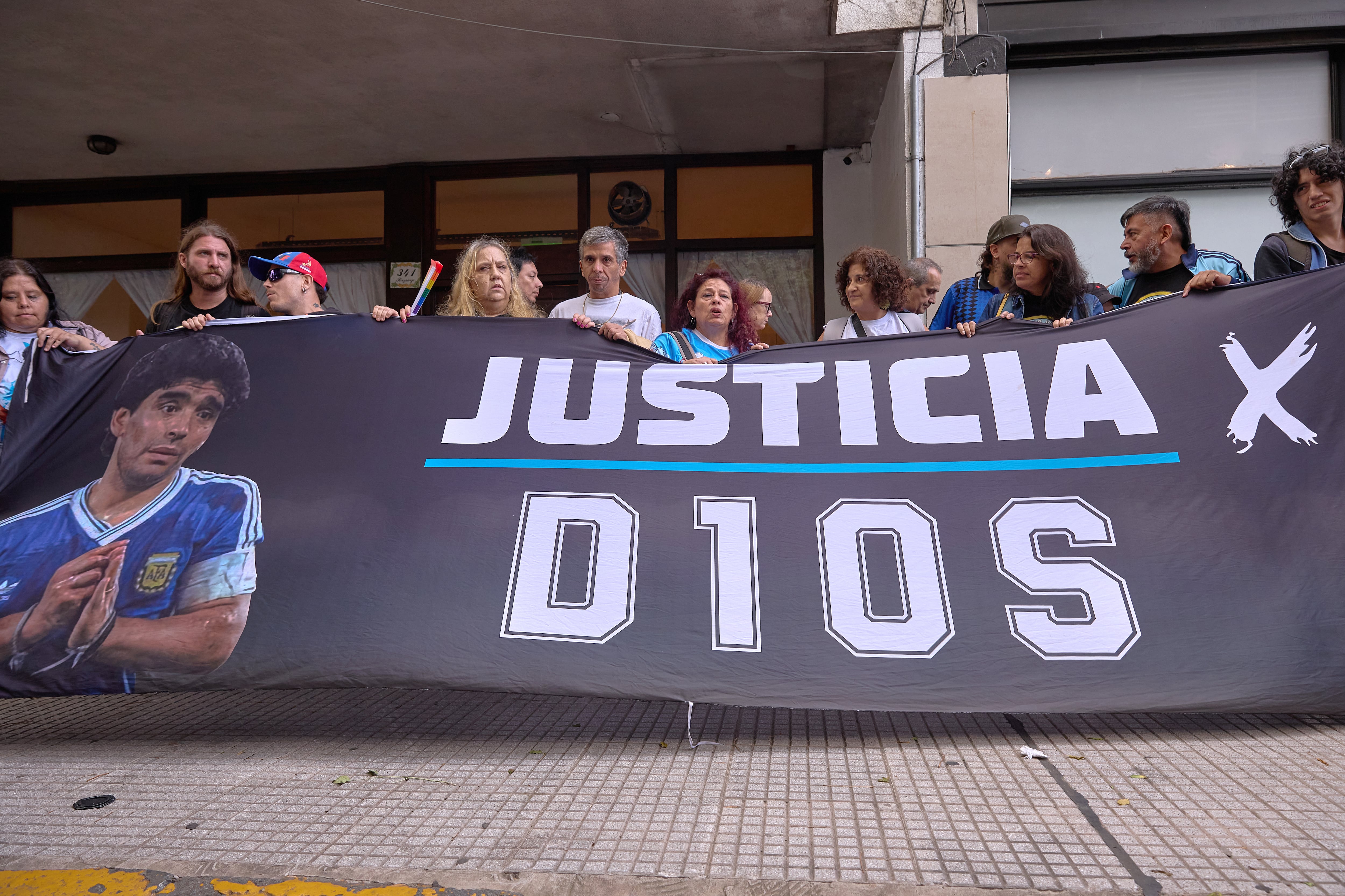 Fanáticos de Maradona en la puerta del tribunal (EFE/Adán González)