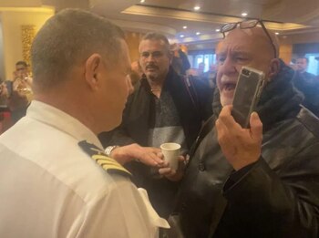 Los usuarios incluso encararon a los miembros de la tripulación (Foto: Especial)