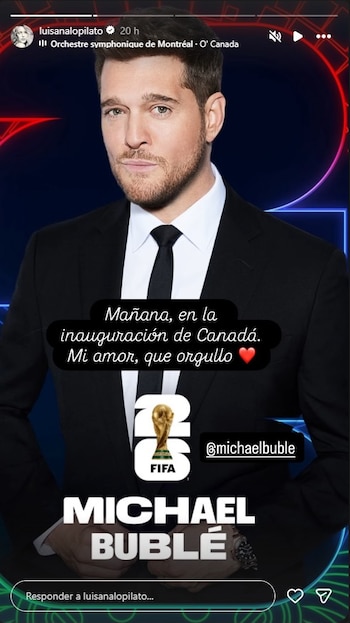 Retrato de Michael Bublé en traje negro y corbata, con barba, sobre un fondo oscuro con gráficos rojos. Se ve el logo de Mundial 2026 y su nombre