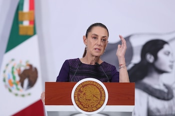 La presidenta de México, Claudia Sheinbaum habla este viernes durante una rueda de prensa matutina en Palacio Nacional de la Ciudad de México (México). EFE/Mario Guzmán