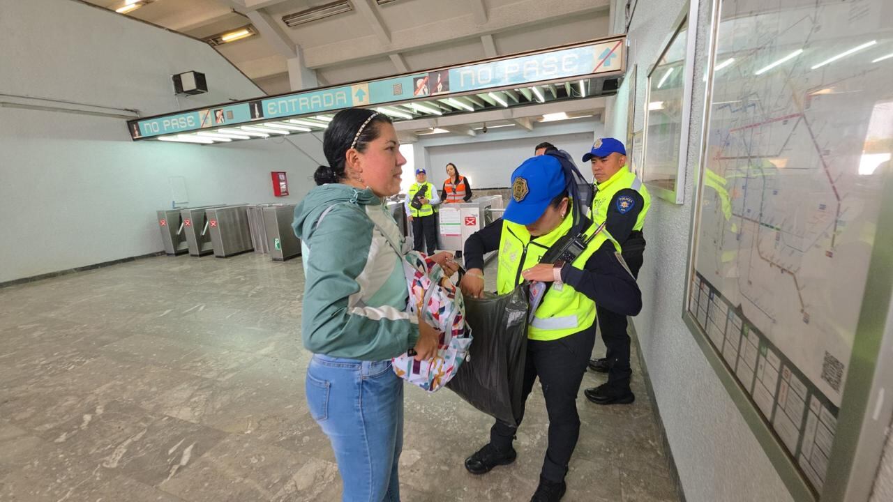 Oficiales de seguridad estarán en gran parte de la red de transporte para vigilar que no se utilicen las instalaciones para el traslado de pirotecnia. (X/ @MetroCDMX)