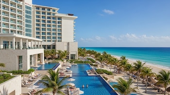 Clausuran hotel en Cancún tras derrumbe que dejó herido a un trabajador