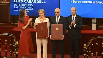 Paloma Cervilla y Héctor Esteban recogen sus Premios Luis Carandell reivindicando el periodismo local y "de provincias"