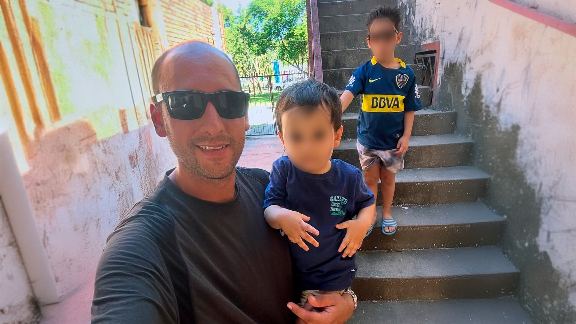 Iván con Felipe en brazos