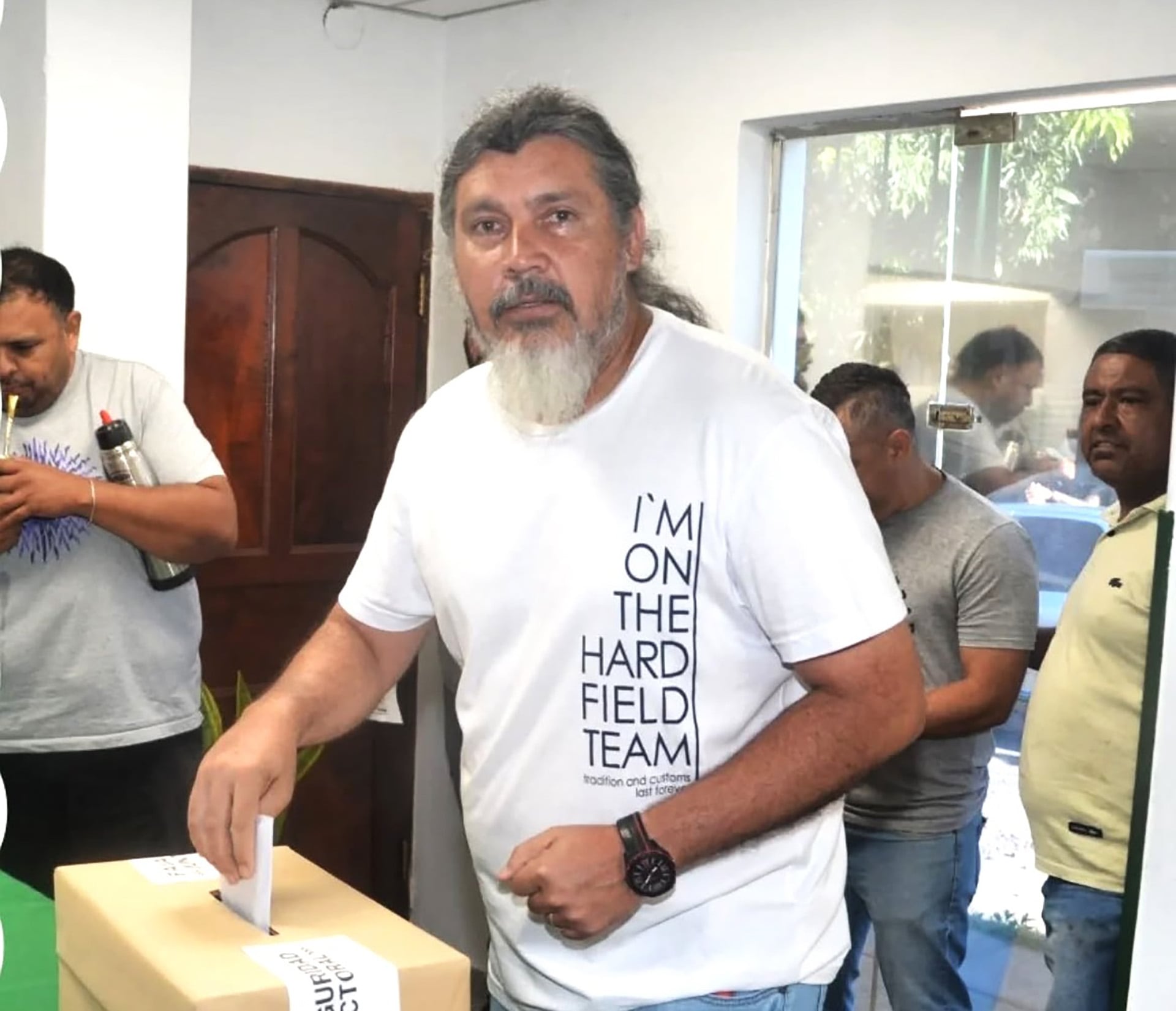 Angel Díaz, votando en la elección del Sindicato de Camioneros de Corrientes que había sido suspendida