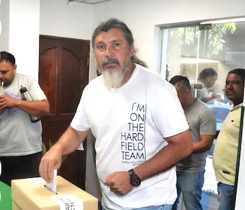 Angel Díaz, votando en la