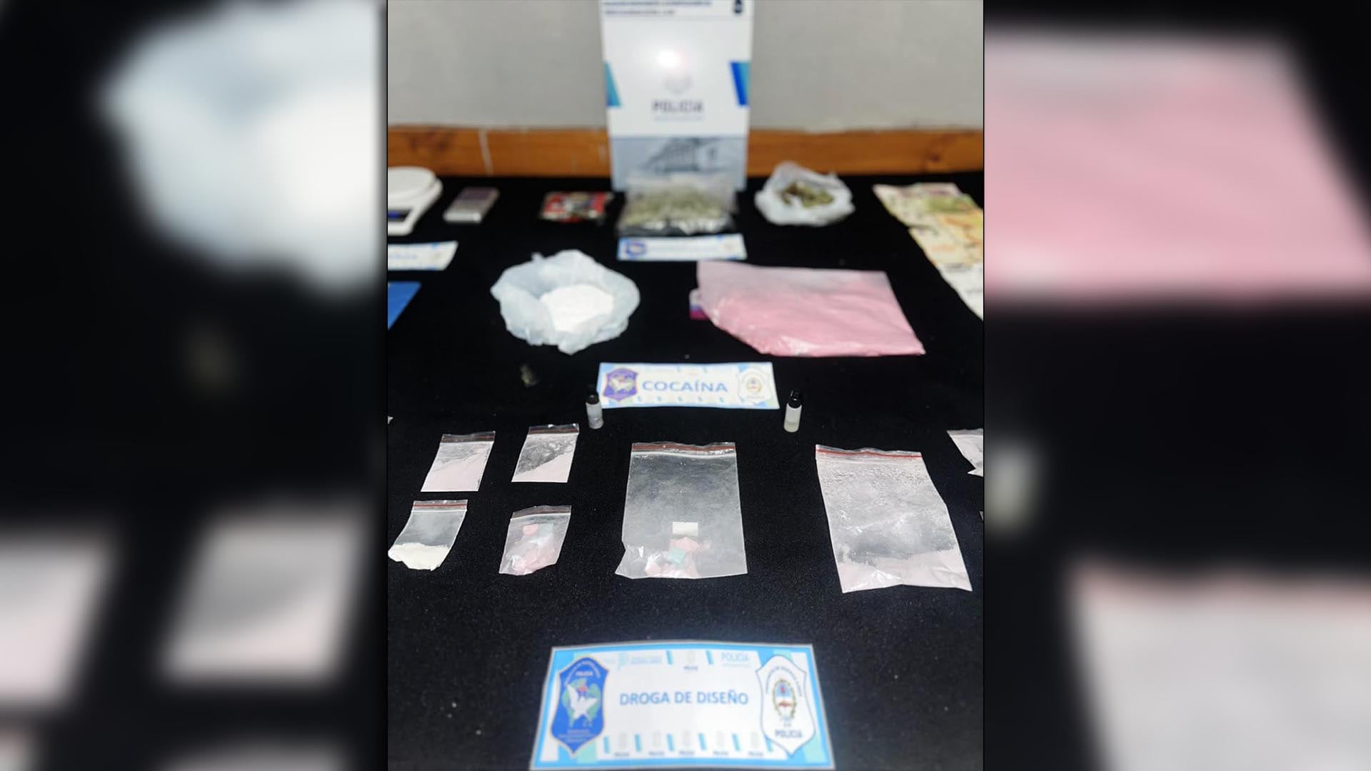 La policía exhibe en una mesa diversas drogas sintéticas y cocaína incautadas durante un operativo en la ciudad de Junín.