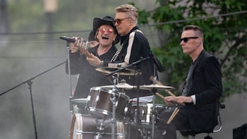 U2 se refugió de la lluvia en casa de un vecino de CDMX y tocaron varias canciones