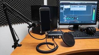 micrófono - celular - PC - programa - tecnología - 20 de agosto