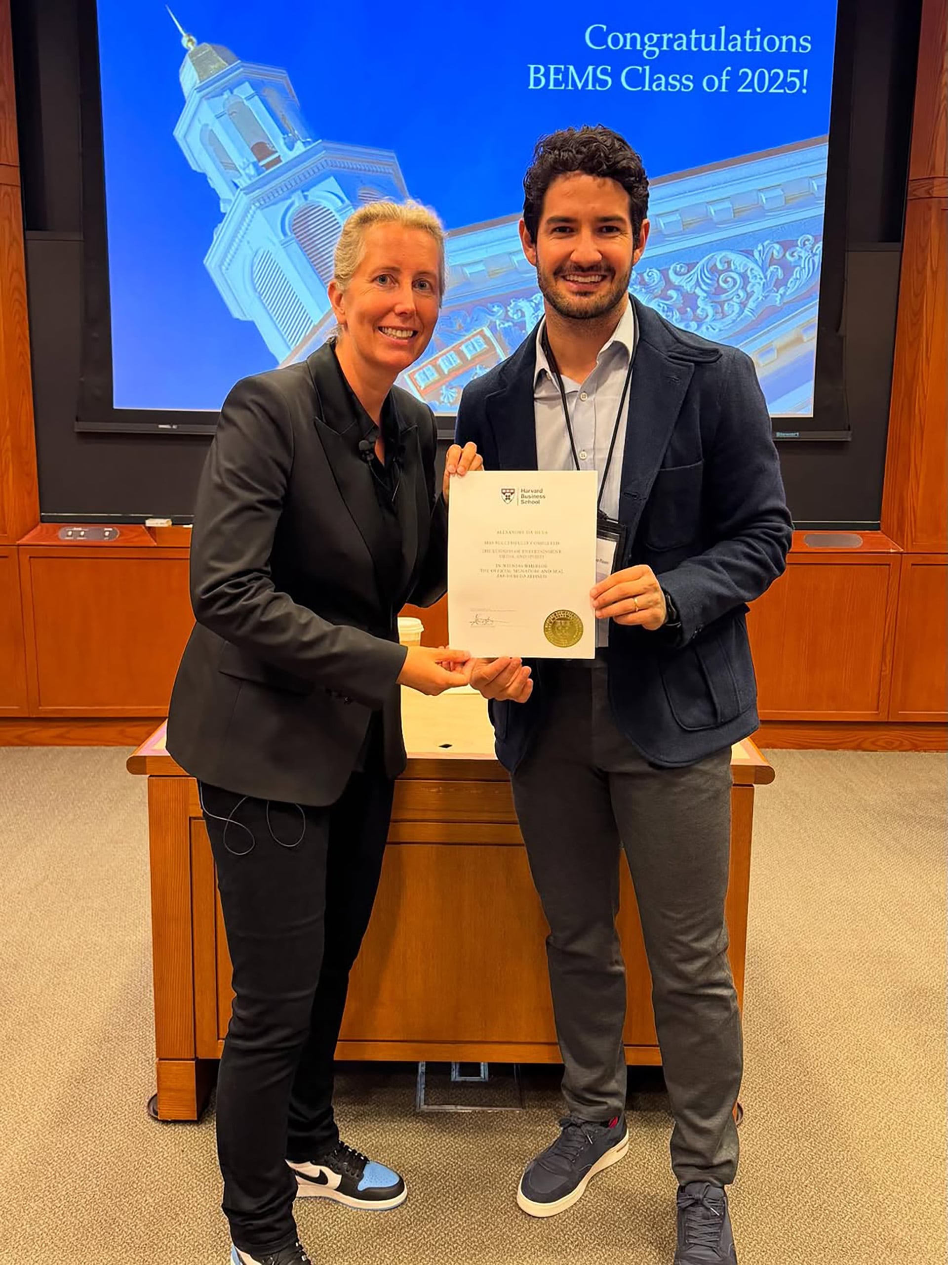 Alexandre Pato feliz tras finalizar un curso en Harvard