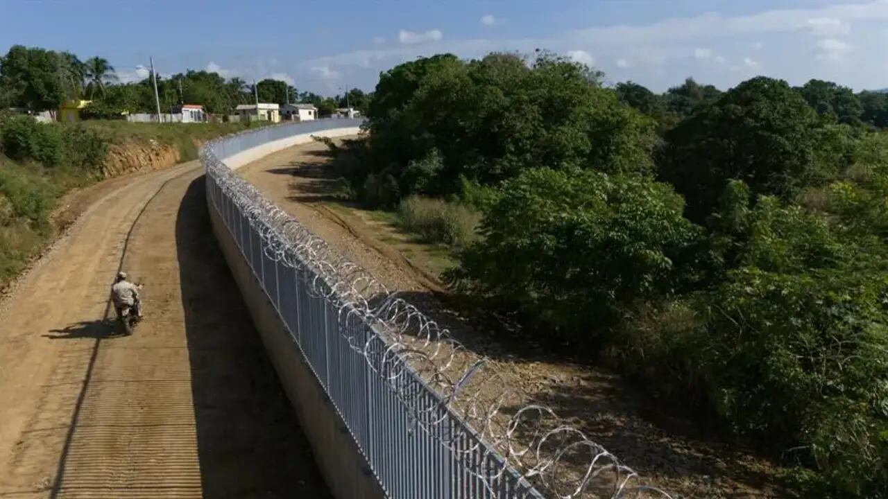 La infraestructura busca reforzar el control de la frontera con Haití.
La construcción del muro comenzó en febrero de 2022. (Foto: EFE)