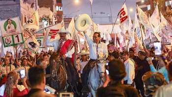 Roberto Sánchez cerró campaña en Lima con llegada a caballo a Plaza Dos de Mayo y respaldo de Yenifer Paredes y Antauro Humala