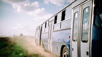 Al menos doce muertos y diez heridos al volcar un autobús de Polonia en Hungría