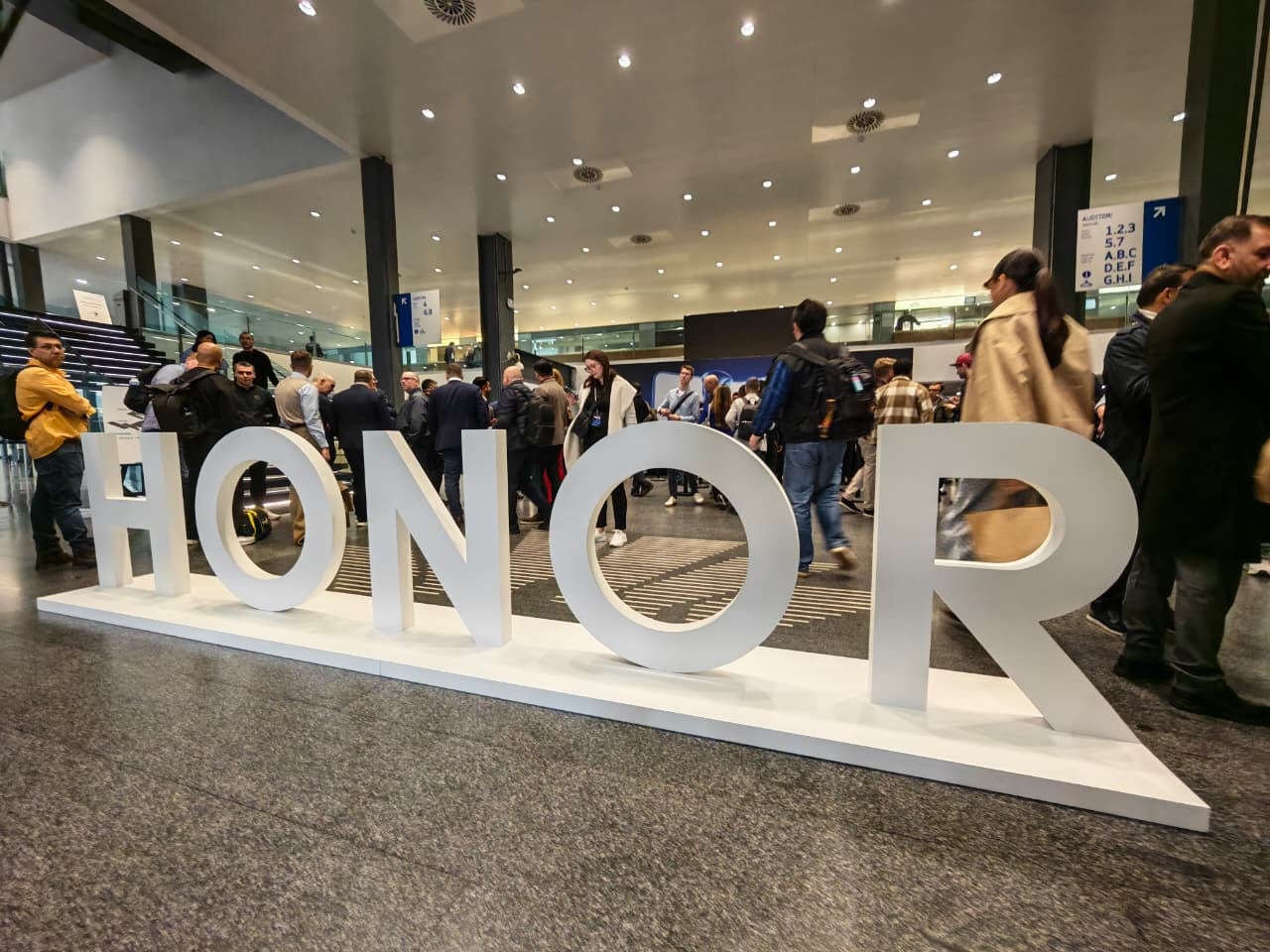 HONOR resistió la escasez de semiconductores con una logística robusta y promociones localizadas que sostuvieron su expansión global. (Foto: Infobae)