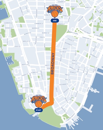 Un mapa detallado de Manhattan muestra una ruta naranja a lo largo de Broadway para el desfile de los New York Knicks, desde Battery Park hasta Duane Street