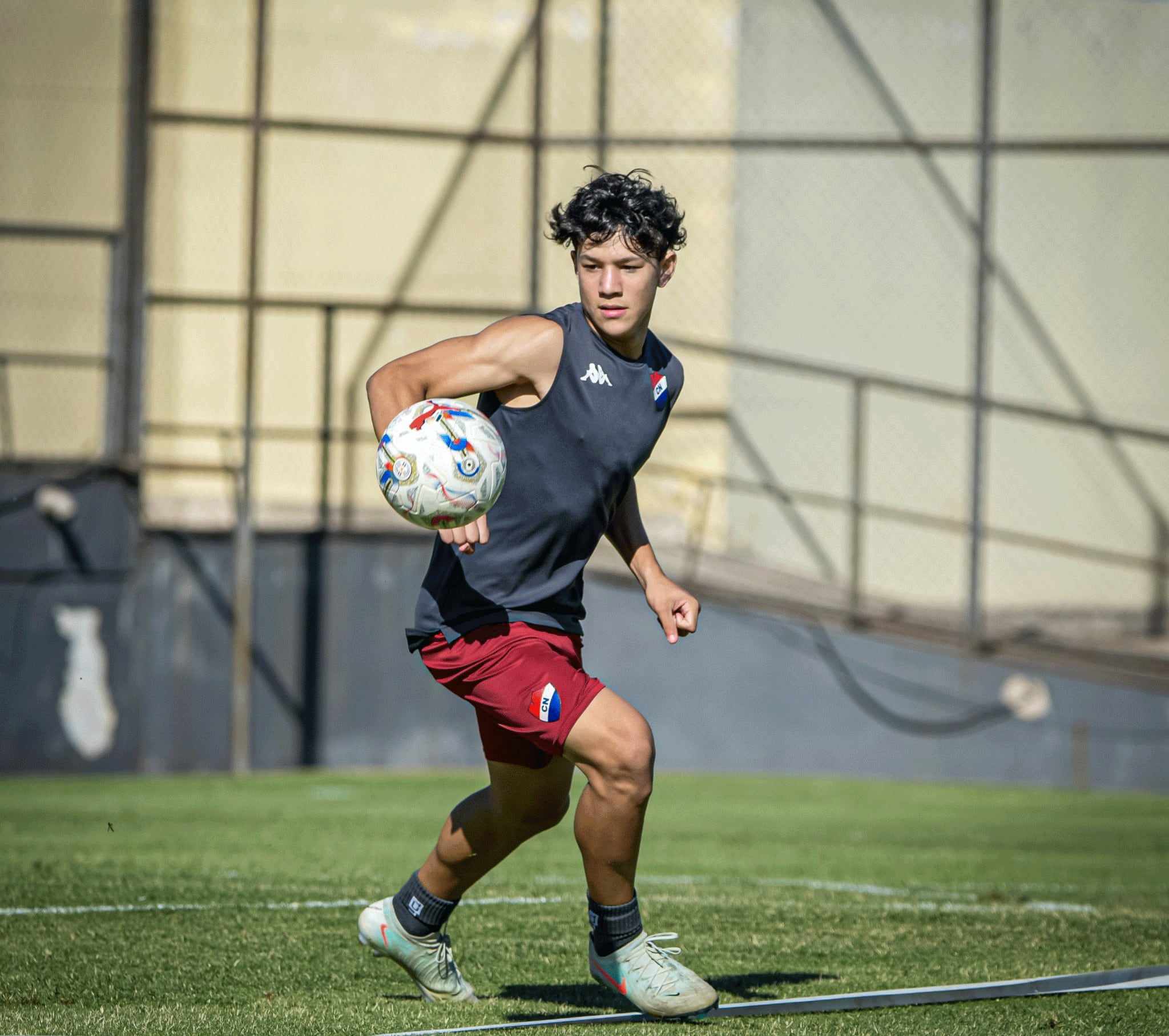 Santiago Galeano tiene 13 años y fue promovido al plantel profesional de Nacional de Paraguay (@clubnacionalpy)