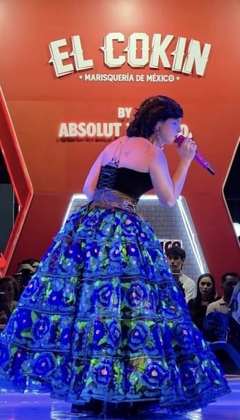 Ángela Aguilar se presentó en una marisquería en Zapopan. (Captura de pantalla)