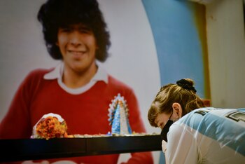 Una mujer llora la muerte