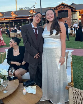 Tini posó con algunos de