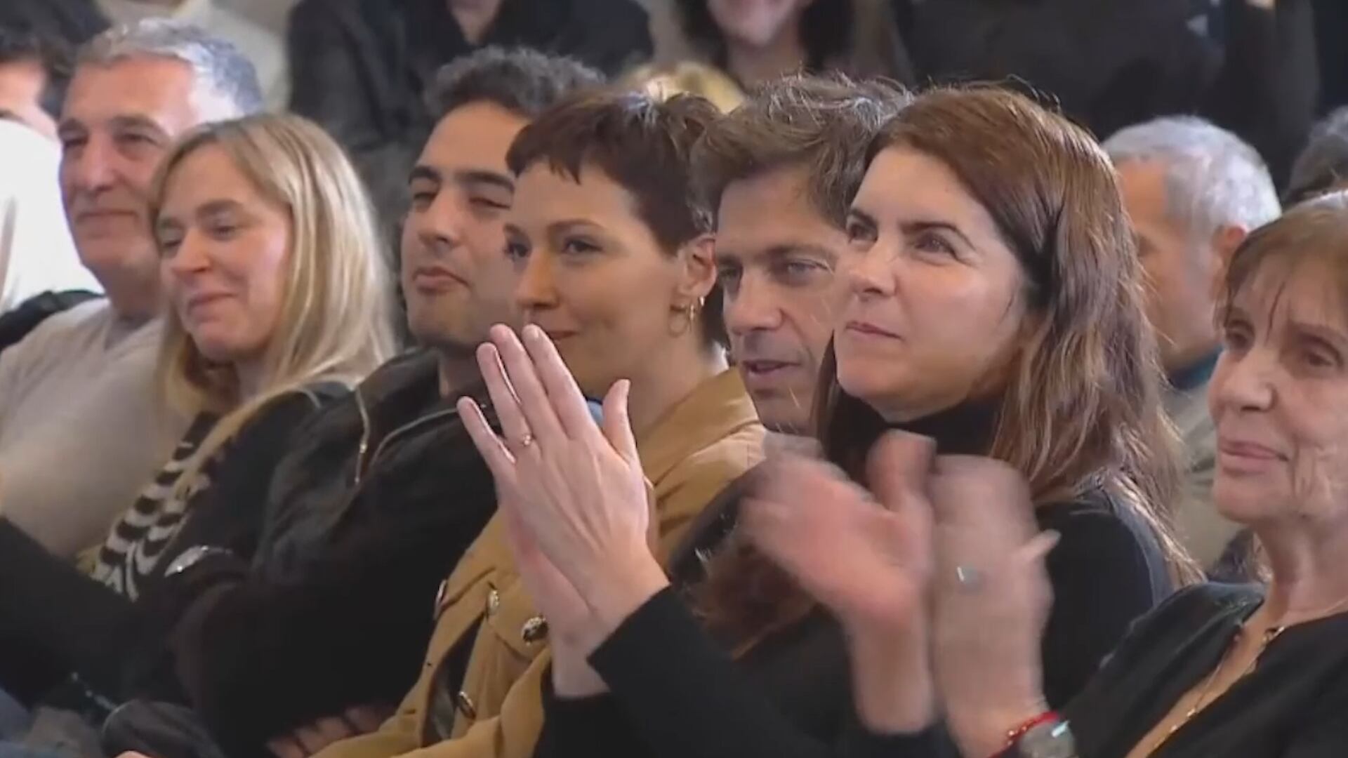 Axel Kicillof en la primera fila del auditorio del PJ