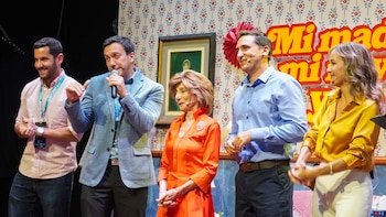 La obra inaugural se llama “Mi madre, mi novia y yo” interpretada por Ana Cecilia Natteri, César Ritter y Milene Vazquez.