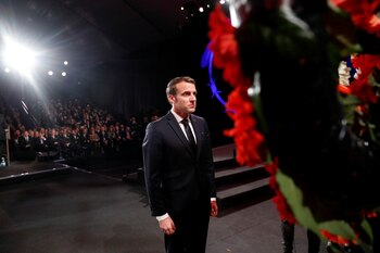 El presidente francés Emmanuel Macron, frente a las coronas de flores. Durante su discurso, dijo que "la oscura sombra del antisemitismo está reviviendo" y aseguró que "Francia no lo aceptará". "Mi determinación a actuar es total", agregó. Foto: Ronen Zvulun/REUTERS