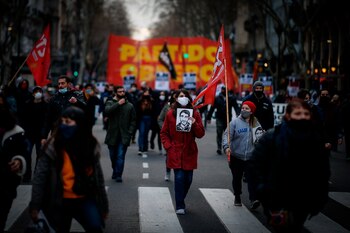Cientos de personas marchan a