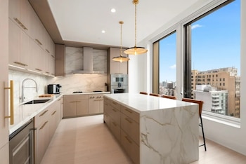 El ático disponible es un departamento amplio con ventanales de piso a techo, acabados de alta gama y terraza privada, ubicado en uno de los edificios más altos del área.