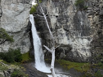 Una cascada cae entre paredes