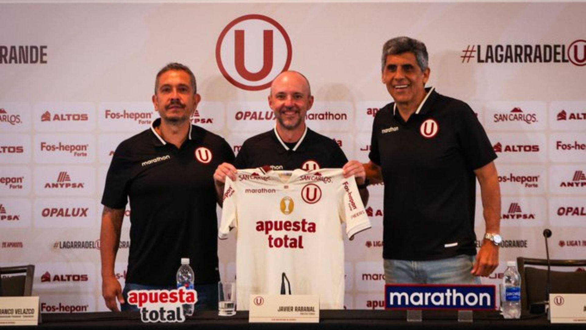 Franco Velazco (i) y Álvaro Barco (d) presentan en sociedad a Javier Rabanal. - Crédito: Universitario