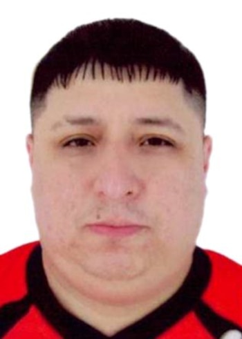 Retrato de primer plano de Arturo Jonell Peña Sánchez sobre un fondo blanco, con una prenda de vestir roja y negra