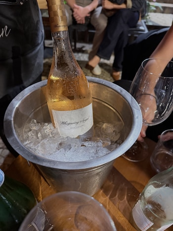 Una botella de vino rosé Whispering Angel 20th Vintage Limited Edition en hielera, uno de los tragos elegidos para la noche central de la despedida de soltera de Lali Espósito en Río de Janeiro