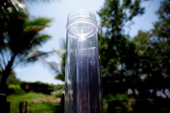 Fotografía de un pluviómetro en