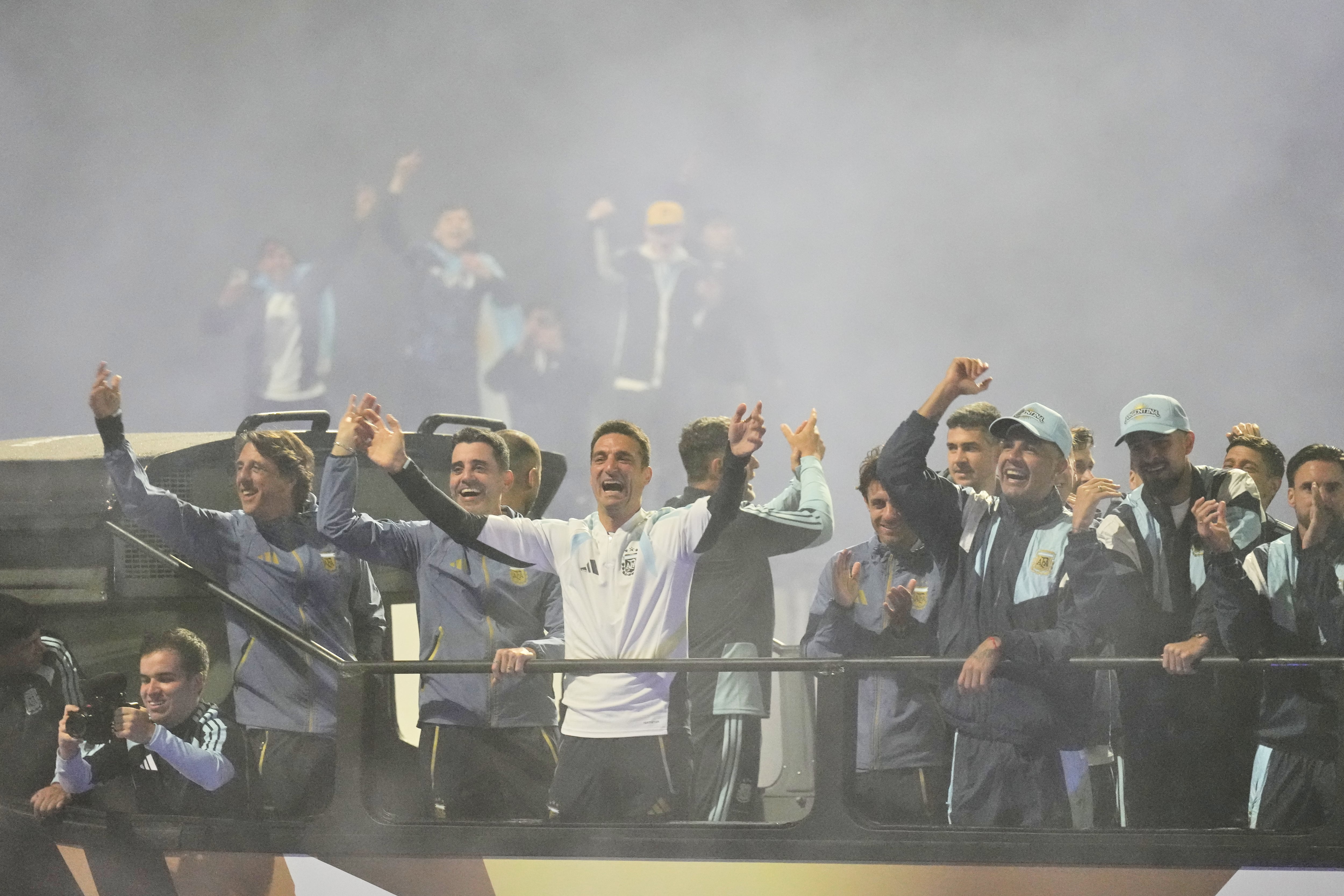 Los jugadores de la Selección ofrecieron un modelo de vínculo donde el afecto y el cuidado son parte del equipo (AP Photo/Gustavo Garello)