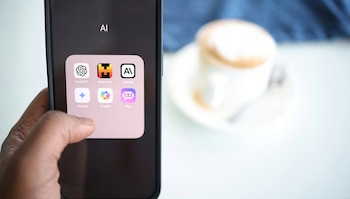 Las instrucciones para evitar que la IA mienta. (Unsplash)