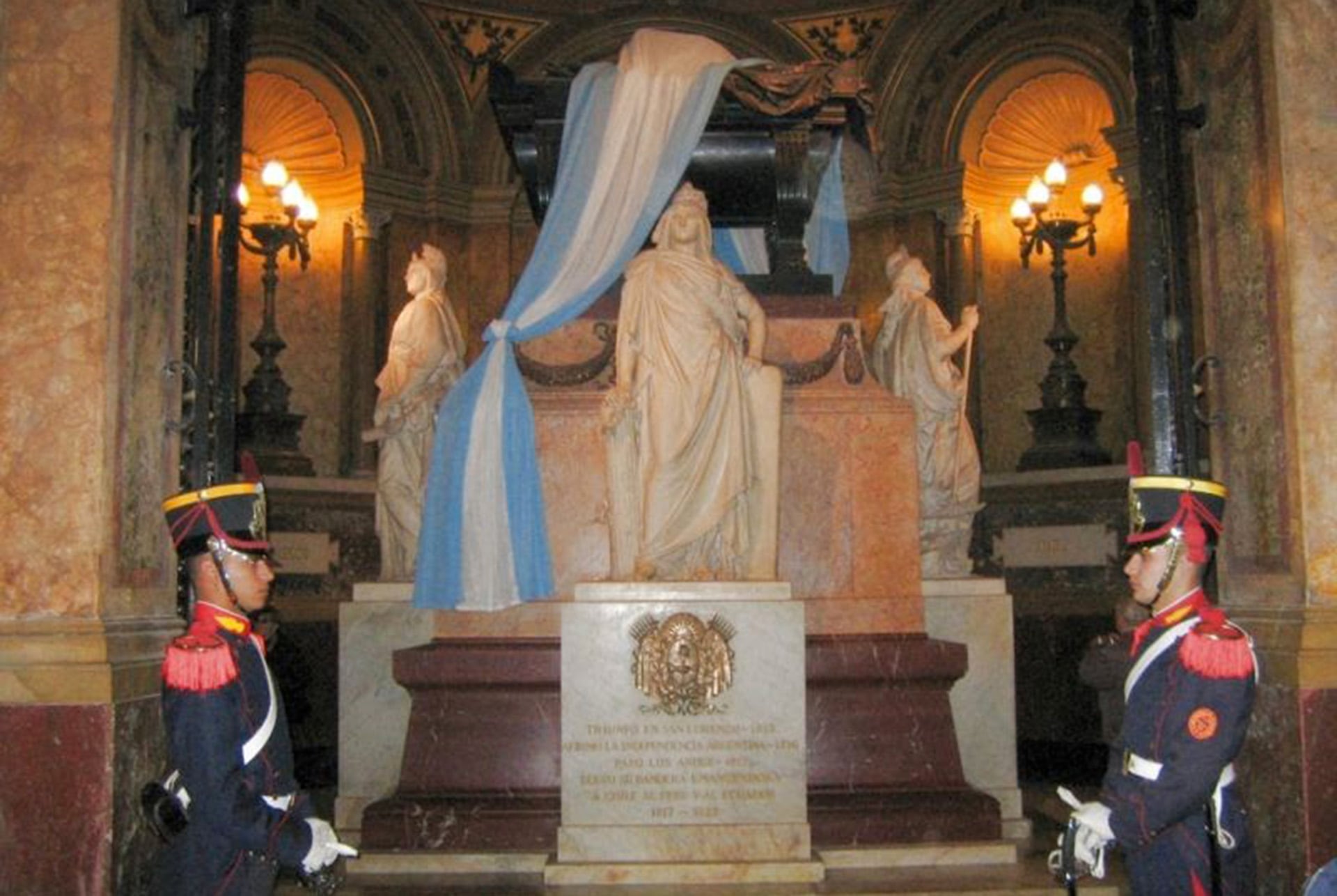 Por fin el general en casa. En 1880 sus restos fueron repatriados y descansan en la catedral metropolitana