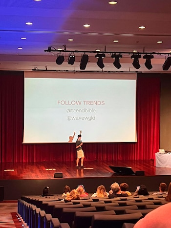 Dante dando una charla sobre