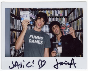 Javier Calvo y Javier Ambrossi presentan 'La bola negra' en Estados Unidos yendo al Criterion Closet.