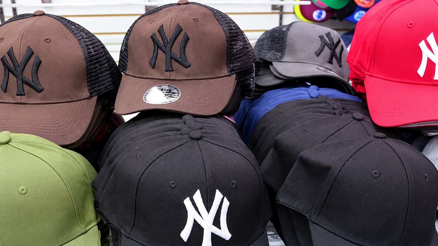 La operación Jaque Mate permitió decomisar 4.182 gorras con marcas presuntamente falsificadas en cuatro establecimientos comerciales de Panamá y Panamá Oeste. Cortesía