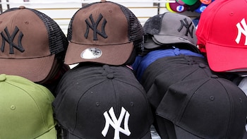 La operación Jaque Mate permitió decomisar 4.182 gorras con marcas presuntamente falsificadas en cuatro establecimientos comerciales de Panamá y Panamá Oeste. Cortesía